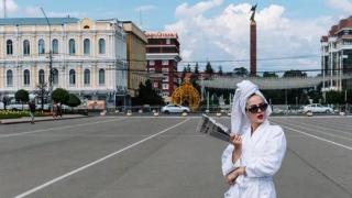 На площади перед зданием правительства края устроили фотосессию со «Ставропольской правдой»