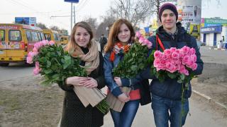 Цветы, улыбки и внимание дарили женщинам 8 марта в Ставрополе