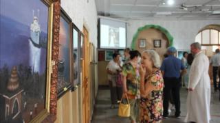 Выставка картин актёра Анатолия Котенёва работает в селе Дивном на Ставрополье