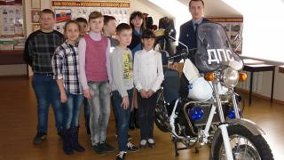 ЮИДовцы из 13-й школы Ставрополя побывали в гостях у стражей дорог