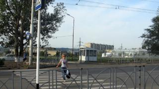 Пешеходный переход в Ставрополе, на удивление жителей, оказался наглухо закрыт забором
