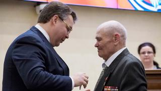 Герой Советского Союза Иван Щипакин получил медаль 70-летия Победы из рук губернатора
