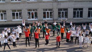 В Предгорном районе школьники провели танцевальный флешмоб на тему безопасности на дороге
