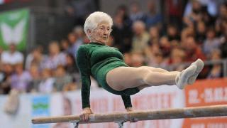 89-летняя немка запросто занимается на брусьях