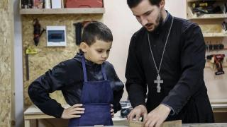 Юные мастера из села Заветного учатся столярному делу у православного священника