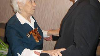 Юбилейная медаль «65 лет Победы в Великой Отечественной войне 1941-1945 гг.» вручена ветерану Анне Тихоновой