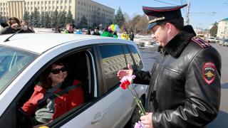 Женщин-водителей на улицах Ставрополя останавливали инспекторы ГАИ… чтобы поздравить с 8 марта