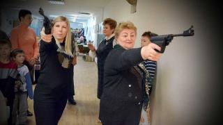 В Ставропольской кадетке мамы и дочки соревновались в стрельбе