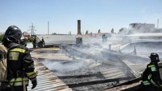 В Ставрополе тушат пожар на крыше станции техобслуживания