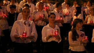 Ставропольские выпускники возле мемориала «Огонь Вечной Славы» зажгли более 400 свечей