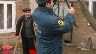 В станице Курской пожарные помогают участникам Великой Отечественной войны