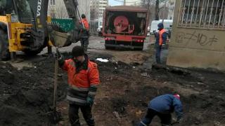 На улице Доваторцев в Ставрополе устраняют последствия аварии на коллекторе