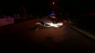 В Ставрополе перевернулся автомобиль такси: два человека пострадали