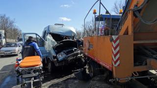 В Кочубеевском районе автобус «Мерседес-Спринтер» столкнулся с КамАЗом, есть пострадавшие