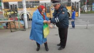 В Ставрополе пожилым людям помогли стать заметнее на дороге