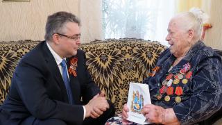 Глава Ставрополья вручил Юбилейные медали ветеранам Кочубеевского района