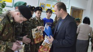 Юным ставропольским кадетам вручены подарки с эмблемой игр в Сочи