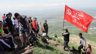 Знамя Победы водрузили на вершине Бештау участники массового восхождения