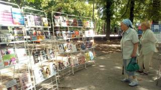 В парке Ставрополя работает читальный зал под открытым небом
