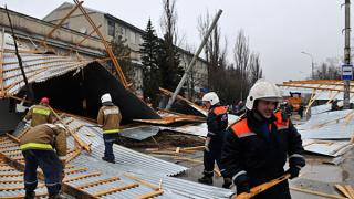 Сильным ветром в Ставрополе сорвало крышу электротехникума