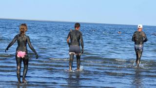 Солёное озеро Маныч-Гудило привлекает отдыхающих чистой водой и грязевыми процедурами