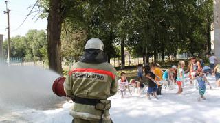 Пенный утренник устроили пожарные для ребят из школьного лагеря в селе Старомарьевка