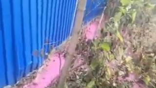Ярко-розовые отходы с завода по производству пакетов потекли по Нижней Татарке