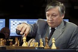 Анатолий Карпов провел сеанс одновременной игры в шахматы с восемью осужденными