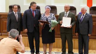 Губернатор вручил краевые и государственные награды ставропольцам накануне Дня России