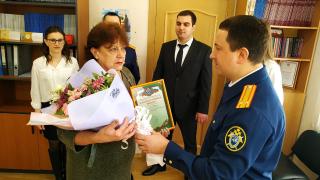 Ставропольчанку, спасшую новорождённую девочку в Будённовске, наградили следователи