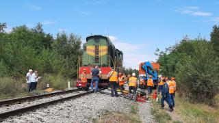 Тепловоз врезался в грузовик с прицепом на железнодорожном переезде в Ставропольском крае
