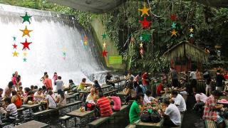 Удивительный ресторан у подножия водопада