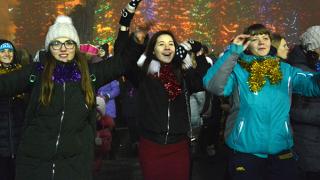 Ставропольский Дед Мороз собрал народ на массовые гуляния возле главной ёлки