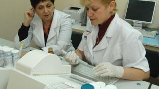 Они изучают вирус крымской геморрагической лихорадки