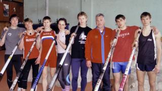 Тренер по прыжкам с шестом Олег Исакин отмечает 50-летие