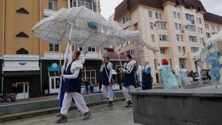 Театральные коллективы выступают в Ставрополе с белыми китами