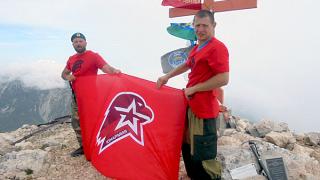 Кисловодчане подняли флаг военно-патриотического движения «Юнармия» на вершину горы Фишт