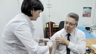 В рамках иммунизации от гриппа губернатор Владимиров сделал прививку