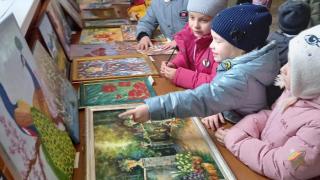 Картины художников путешествуют по сёлам Советского округа
