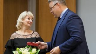 Губернатор Владимир Владимиров вручил медаль учительнице, защитившей детей от хулигана