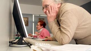 Пожилые люди успешно изучают компьютерную грамотность в Ставрополе