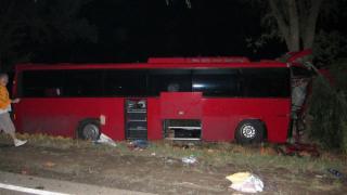 На Ставрополье автобус столкнулся с деревом, водитель погиб, 8 пассажиров пострадали