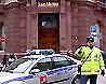 Органы правопорядка у здания банка, в котором произошел взрыв, фото Юлии Вишневецкой, Лента.Ру