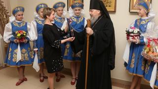 Епископ Гедеон подарил сценические костюмы детскому ансамблю