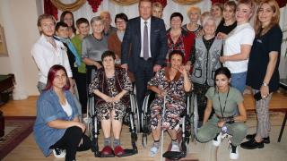 Благотворители организовали День красоты в геронтологическом центре Ставрополя