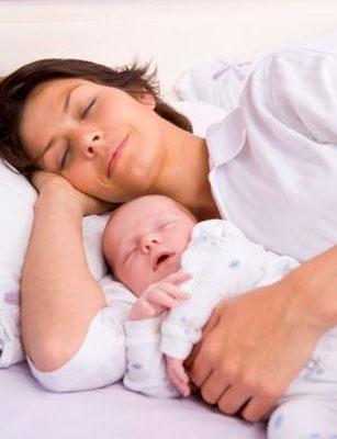 Дети, засыпающие у мамы на груди, спят дольше
