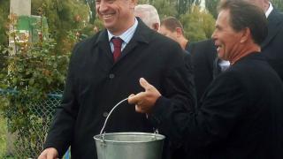 Губернатор Гаевский покормил рыб на заводе «Форелевый» в Предгорном районе