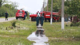 В Ипатовском районе грязевой поток с полей сошел на село Родники и затопил дорогу