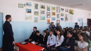 Священник А. Скрынников рассказывает школьникам о сектах, суициде и экстремизме