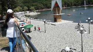 Фестиваль песчаных фигур в Железноводске: 40 тонн песка и Посейдон на Курортном озере